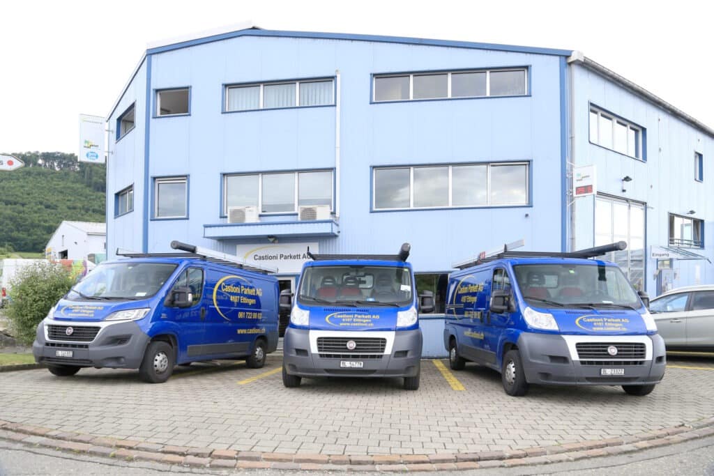 Firmenwagen und Firmengebäude - Castioni Parkett AG